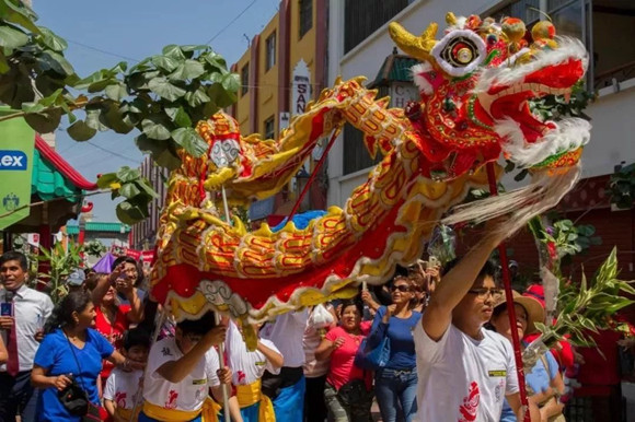 每逢春節等中國傳統節日,唐人街的舞龍舞獅表演深受秘魯人民的喜愛